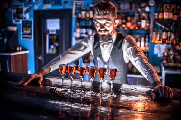 Esperto barista prepara un cocktail nel nightclub — Foto Stock