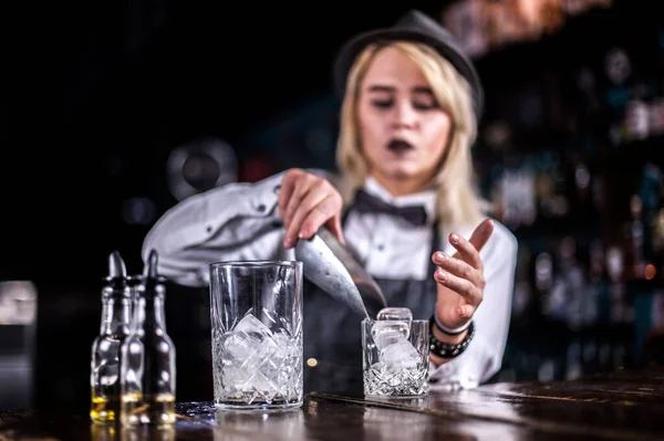 Sladká barmanka formuluje koktejl — Stock fotografie