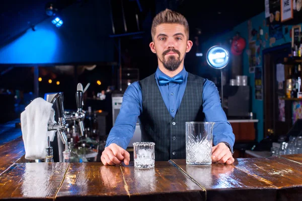 Erfarna bartender gör en cocktail vid bardisken — Stockfoto