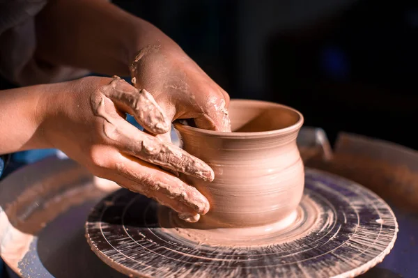 O mestre de cerâmica trabalha com o barro em uma roda de oleiros. Produção artesanal. Close-up. — Fotografia de Stock