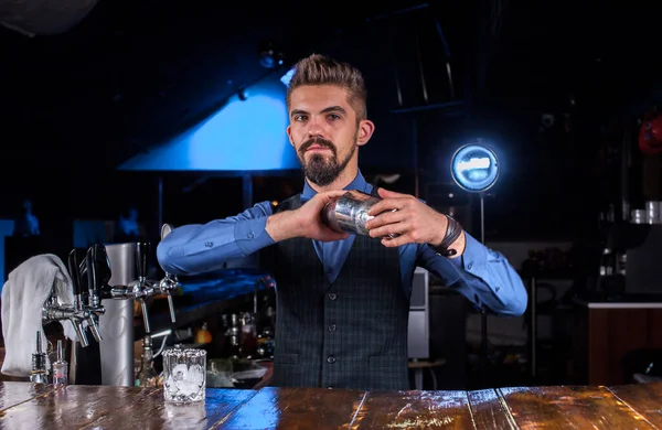 Barmen adliyede kokteyl hazırlıyor. — Stok fotoğraf