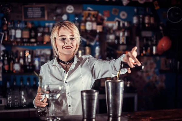 Charismatic menina barman faz um coquetel em bares de coquetéis — Fotografia de Stock