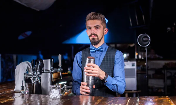 Tecrübeli barmen, meyhanedeki tezgahın yanında beklerken kokteyl hazırlama sürecini gösteriyor. — Stok fotoğraf