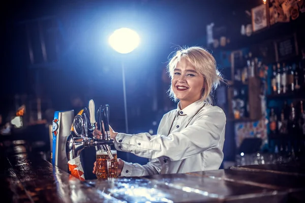 Κορίτσι μπάρμαν αναμιγνύει ένα κοκτέιλ στο beerhall — Φωτογραφία Αρχείου