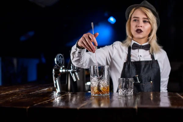 Ragazza barista mescola un cocktail sulla casa pubblica — Foto Stock