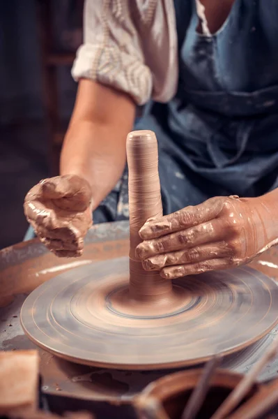 Potters mãos e oleiros roda. Close-up. — Fotografia de Stock