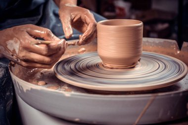 Potter, seramik atölyesinde çömlekçilik yapıyor. İlham ve yaratıcılık. Yakın plan..