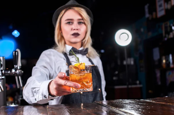 Flicka bartender skapar en cocktail på ölstugan — Stockfoto