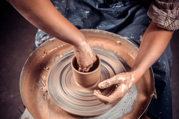 Artesãos fazendo cerâmica, escultor de barro molhado na roda. A fazer pratos de cerâmica. Close-up. — Fotografia de Stock