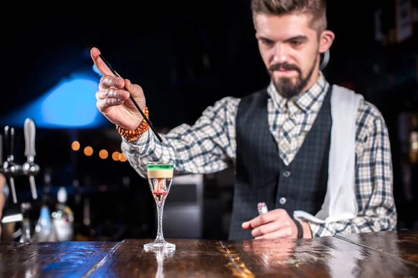 Barman robi koktajl w brasserie — Zdjęcie stockowe