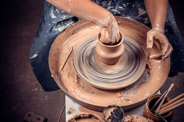 Primo piano di mani di vasai con il prodotto su una ruota di vasai — Foto Stock