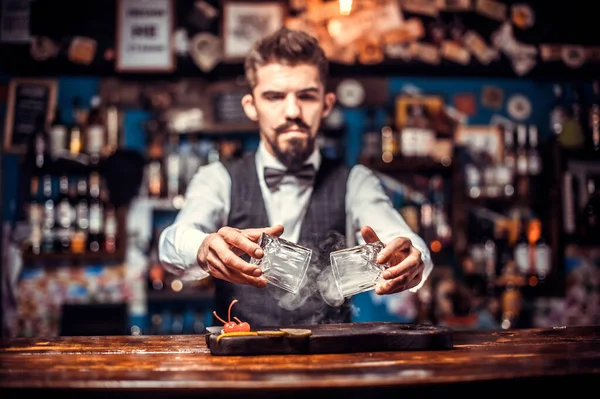 Barmen birahanede bir kokteyl hazırlıyor. — Stok fotoğraf