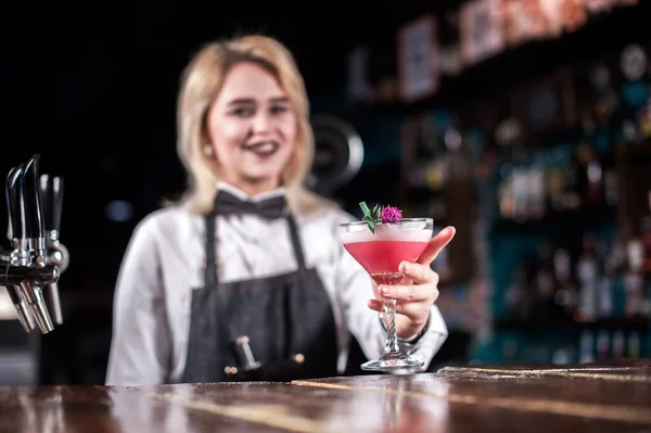 Självsäker kvinna bartender gör en show som skapar en cocktail på puben — Stockfoto