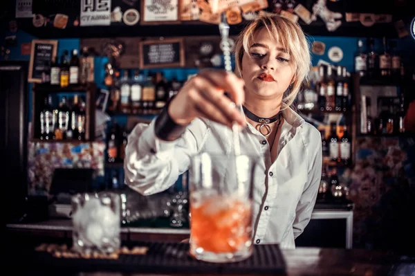 Ragazza barista mescola un cocktail nel taproom — Foto Stock