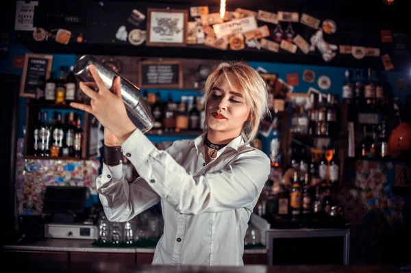 Fokuserad kvinna bartender intensivt avslutar sin skapelse i puben — Stockfoto