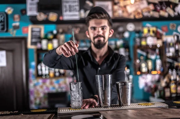 Tapster professionale pone gli ultimi ritocchi su un drink nel pub — Foto Stock