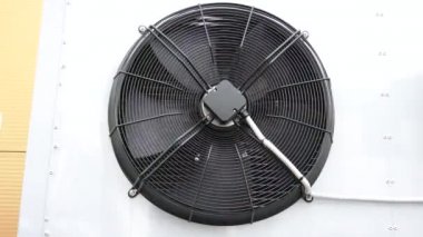 Siyah endüstriyel fan beyaz arkaplanda dönüyor