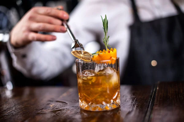 Okouzlující dívka barman dělá koktejl v nočním klubu — Stock fotografie