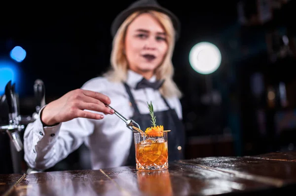 Självsäker kvinna bartender visar sina yrkeskunskaper på puben — Stockfoto