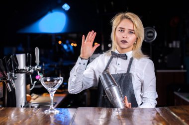 Kız barmen meyhanede kokteyl hazırlıyor.