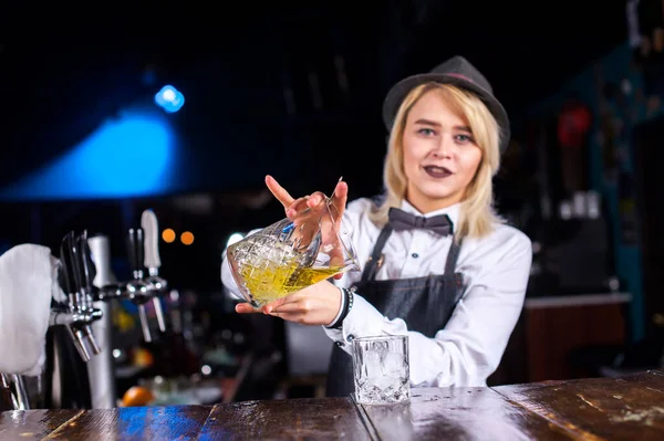 Dívka barman vymyslí koktejl v pivnici — Stock fotografie