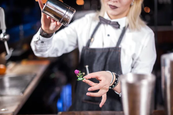 Dívka barman vytváří koktejl na veřejném domě — Stock fotografie