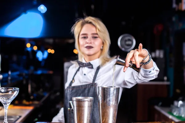 Karismatisk flicka bartender placerar sista handen på en drink på nattklubben — Stockfoto