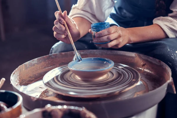 Ragazza ceramista dimostra il processo di fabbricazione di piatti in ceramica utilizzando la vecchia tecnologia. Concetto per donna in freelance, affari, hobby. Primo piano. — Foto Stock