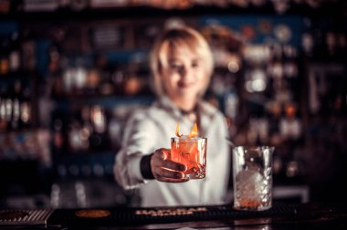 Kız barmen birahanede kokteyl hazırlıyor.