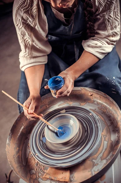 Handwerksmeister bei der Arbeit an der Töpferscheibe mit rohem Ton mit den Händen. Handarbeit. Nahaufnahme. — Stockfoto