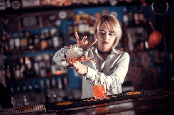 Garota barman prepara um coquetel na sala de provas — Fotografia de Stock