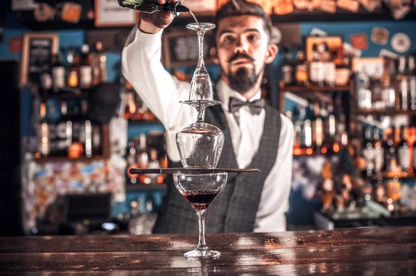 Ekspert barman robi koktajl przy barze. — Zdjęcie stockowe