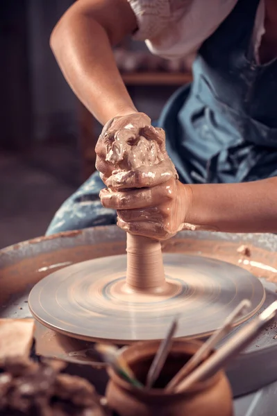 도기 소녀는 도기 바퀴에 진흙으로 새로운 도자기를 만든다. 대량 생산. 클로즈업. — 스톡 사진