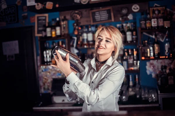 Hezká barmanka zdobí barevné koktejl v nočním klubu — Stock fotografie