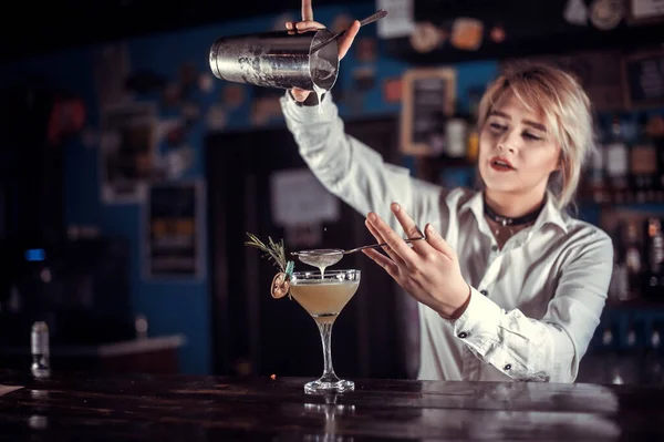 Fille barman mélange un cocktail dans le saloon — Photo