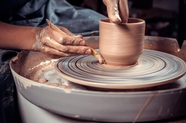 Mulher de cerâmica demonstra o processo de fazer pratos de cerâmica usando a velha tecnologia. Feito à mão. Close-up. — Fotografia de Stock