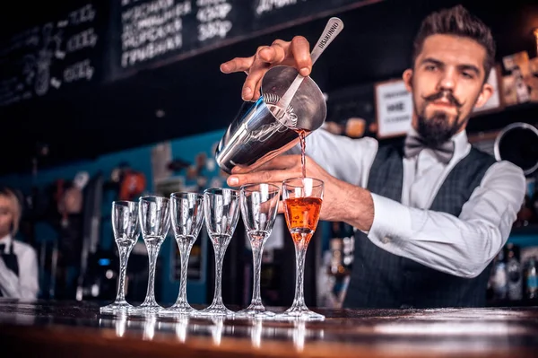 Självsäker bartender gör en show som skapar en cocktail på nattklubben — Stockfoto