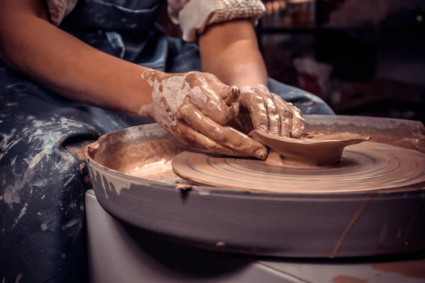 Artigiani scolpisce da argilla. Fabbricazione artigianale. Primo piano. — Foto Stock