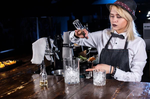 Kız barmen mantoda kokteyl hazırlıyor. — Stok fotoğraf