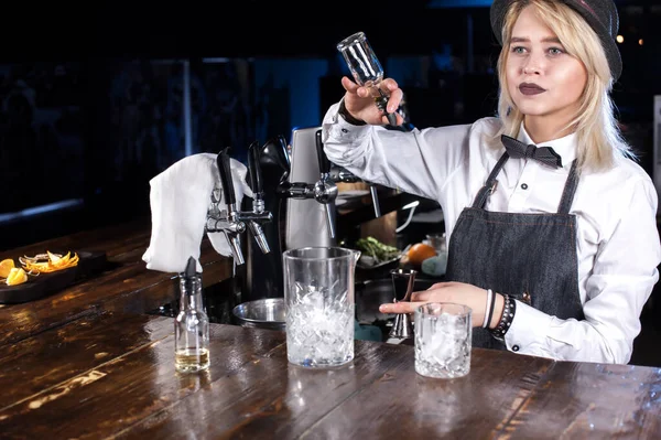 Zkušený dívka barman demonstruje své profesionální dovednosti v nočním klubu — Stock fotografie