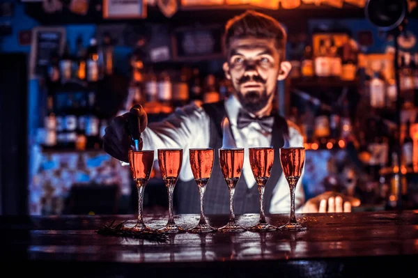 Portrét barmana vytváří koktejl v baru — Stock fotografie