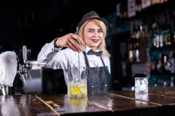 Dívka barman dělá koktejl v taproom — Stock fotografie