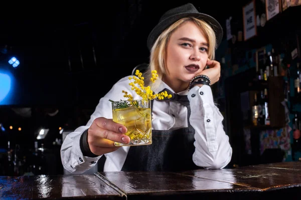 Девушка-бармен создает коктейль в сарае — стоковое фото