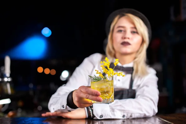 Flicka bartender formulerar en cocktail på pothouse — Stockfoto