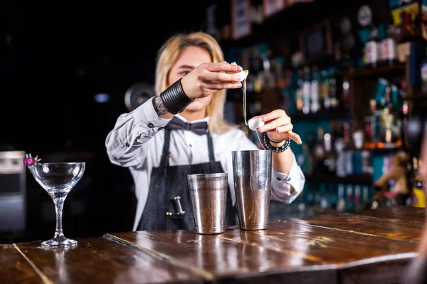 Tatlı kadın barmen barda kokteyl yaratarak şov yapıyor. — Stok fotoğraf