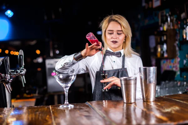 Holka barman dělá koktejl v pivnici — Stock fotografie