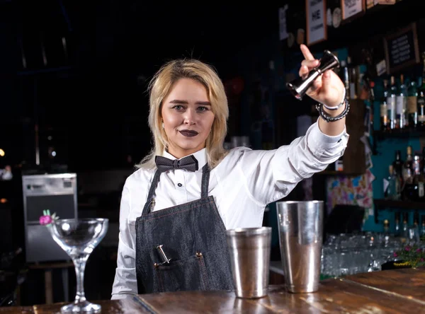 Dívka barman vytváří koktejl v porterhouse — Stock fotografie