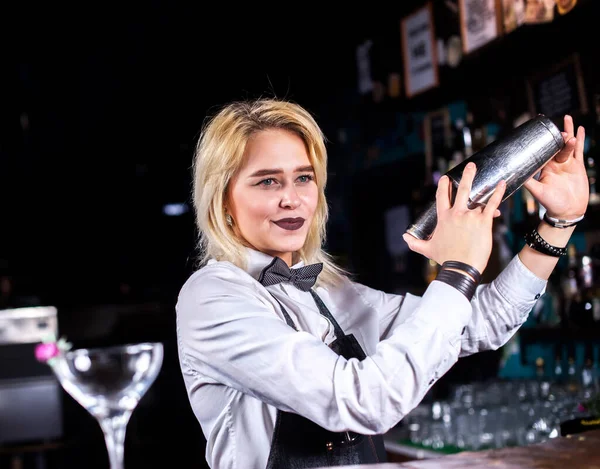 Dívka barman formuluje koktejl v pivnici — Stock fotografie