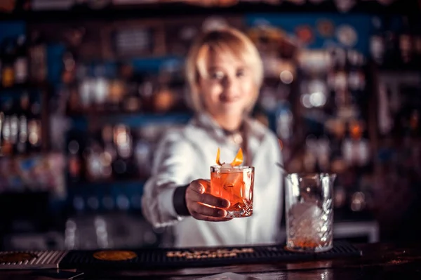 Girl barman mixes a cocktail in the alehouse — Stock Photo, Image