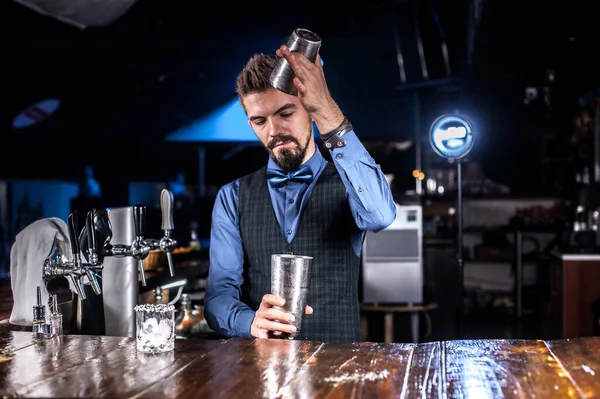 Bartendern blandar en cocktail på saloonen — Stockfoto